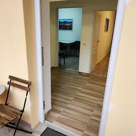 Lejlighed Modern, Comfortable Near The Metro